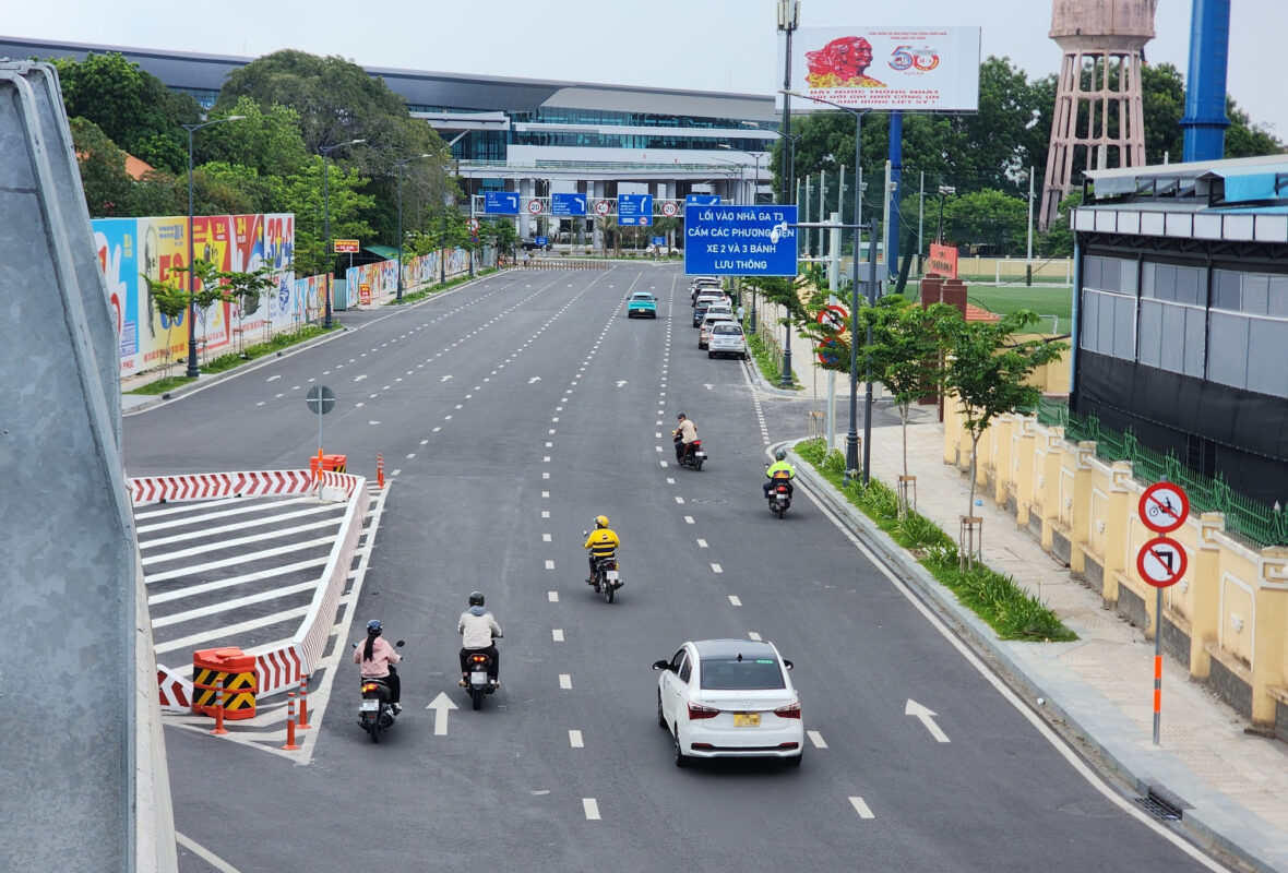Cứ hai phút có hàng chục xe máy đi nhầm vào đường cấm trước nhà ga T3 Tân Sơn Nhất